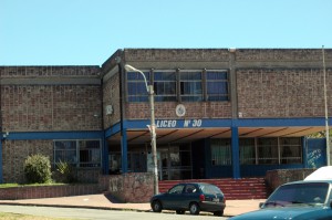 Liceo N° 30 visto desde Calle Bvar. José Batlle y Ordóñez